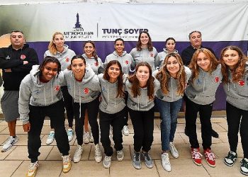 Sutopunda tarihi muvaffakiyet kazanan İzmir takımı gözünü finale dikti