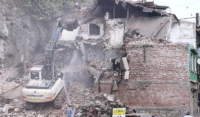 Tarihi bölgedeki riskli binalar yıkılıyor