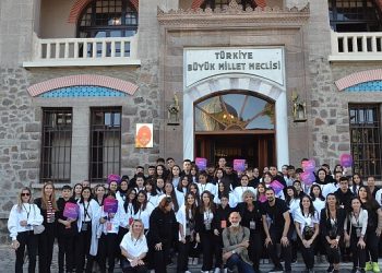 Toçev, cumhuriyet’in 100.yılında 100 çocuk ile birlikte Atatürk’ün huzuruna çıktı