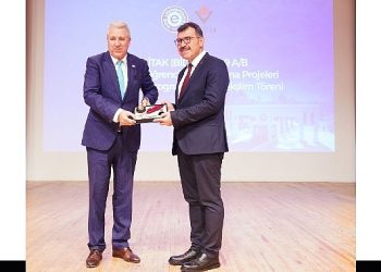 TÜBİTAK Lideri Mandal, EÜ’de öğrencilerle bir ortaya geldi