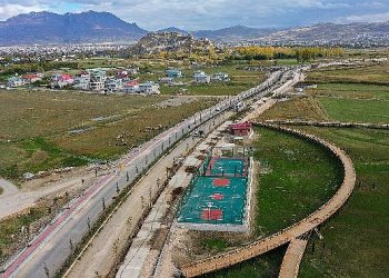Van sahi yolu’nda peyzaj ve ağaçlandırma çalışması sürüyor