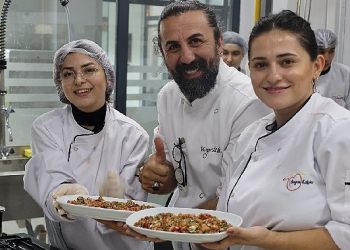 1. Klasik Yemek Yarışında heyet üyesi şefler, Gebze Beyaz Kalpler Eğitim ve Gelişim Merkezi’nde aşçılık eğitimi gören öğrencilere hayran kaldı