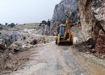 Antalya Büyükşehir takımları kapanan yolları açıyor 