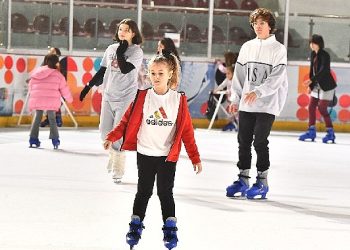 Aşık Veysel Buz Sporları Salonu’nda tatil yoğunluğu