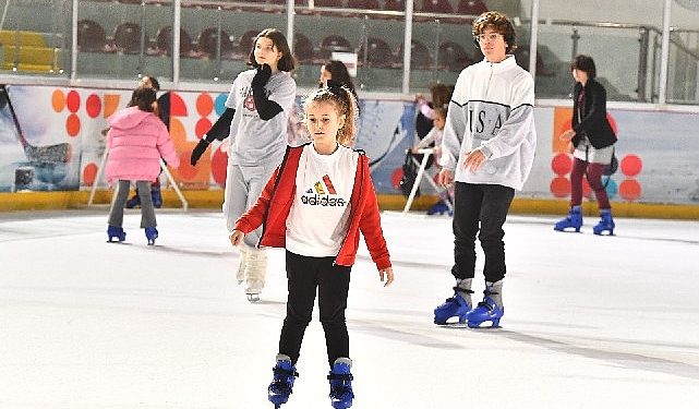 Aşık Veysel Buz Sporları Salonu’nda tatil yoğunluğu