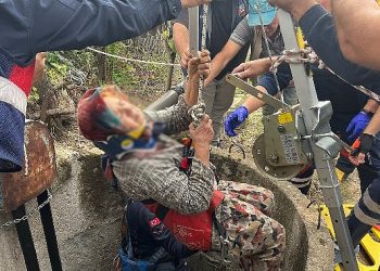 Aydın Büyükşehir Belediyesi İtfaiyesi grupları kuyuya düşen yaşlı bayanı kurtardı