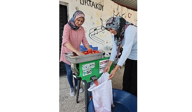 Büyükşehir’den Kumlucalı bayanlara domates sıkma makinesi