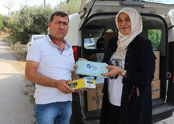 Büyükşehir’in fiyatsız tuzak dağıtımı sürüyor Serik’te 18 bin adet yapışkan tuzak dağıtıldı