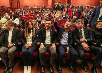 CHP başkanı Özgür Özel, dünyaca ünlü soprano Pervin Chakar’ın Kadıköy’de verdiği konsere katıldı