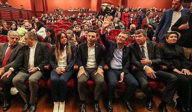 CHP başkanı Özgür Özel, dünyaca ünlü soprano Pervin Chakar’ın Kadıköy’de verdiği konsere katıldı