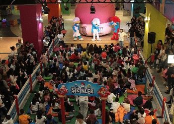 Çocuklar için orta tatil hediyesi! ‘Şirinler’ sahne gösterisiyle Trump AVM’de…