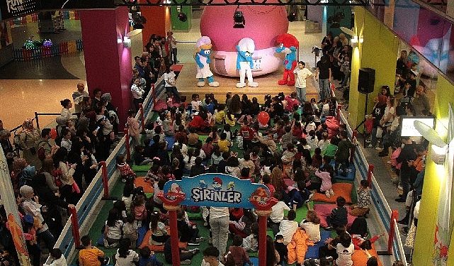 Çocuklar için orta tatil hediyesi! ‘Şirinler’ sahne gösterisiyle Trump AVM’de…