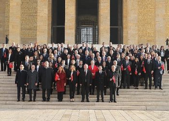 Cumhuriyet’in 88 yılına eşlik eden şişecam 88 çalışanıyla Ata’yı ziyaret etti
