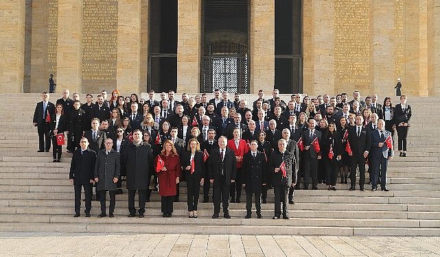Cumhuriyet’in 88 yılına eşlik eden şişecam 88 çalışanıyla Ata’yı ziyaret etti