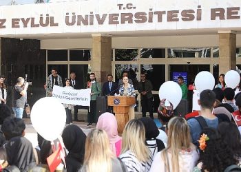 DEÜ’lü öğrenciler Filistin için barış balonları uçurdu