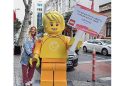 Dev LEGO® minifigürleri kızlara ilham vermek için sokağa çıktı!