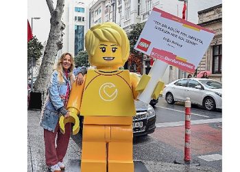 Dev LEGO® minifigürleri kızlara ilham vermek için sokağa çıktı!