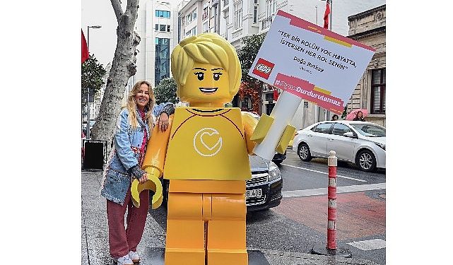 Dev LEGO® minifigürleri kızlara ilham vermek için sokağa çıktı!
