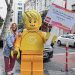 Dev LEGO® minifigürleri kızlara ilham vermek için sokağa çıktı!
