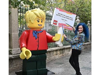 Dev LEGO® minifigürleri kızlara ilham vermek için sokağa çıktı!