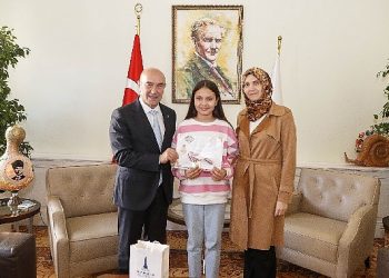 Dünya birincisi İzmirli Zümra Lider Soyer’le buluştu