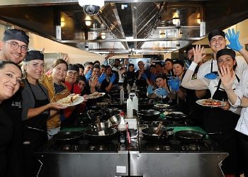 Duyma engelli şefler, vegan mutfağını deneyimledi