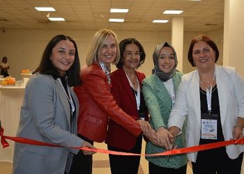 Ege Üniversitesinde ebeliğin tarihi konuşuldu