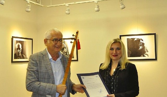 Ege’de “Aşık Veysel” fotoğraf standı ve müzik dinletisi ile anıldı