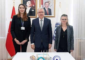 Egeli tıp öğrencisi Ceren Yürümez’e milletlerarası alanda değerli iki vazife