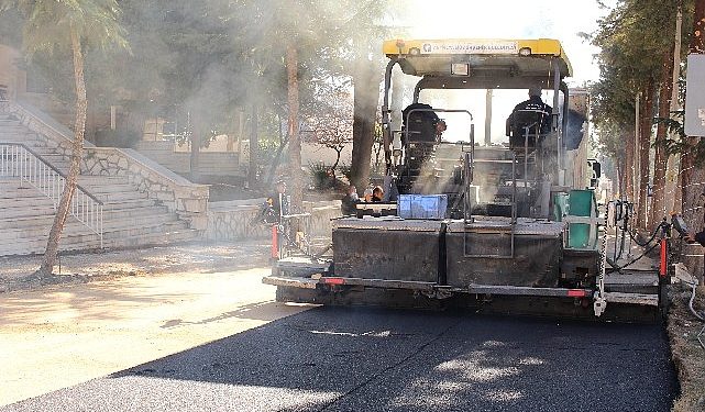 Elmalı Atatürk Caddesi’nde sıcak  asfalt çalışmaları tamamlanıyor