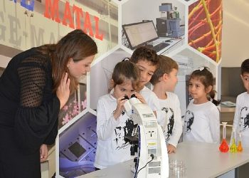 EÜ’de çocuklar mikroskobun büyülü dünyasıyla tanıştı