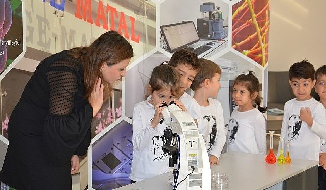 EÜ’de çocuklar mikroskobun büyülü dünyasıyla tanıştı