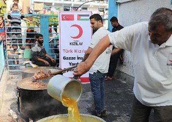 Gazın Bittiği Gazze’de Kızılay Yemekleri Odun Ateşiyle Pişiriyor