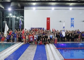 Geleceğin Ulusal Yüzücüleri Aliağa’da Atatürk İçin Kulaç Attı