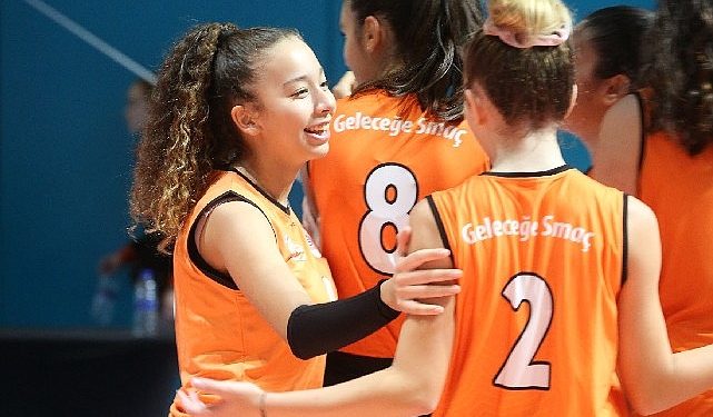 İlber Ortaylı, Eczacıbaşı Geleceğe Smaç  15. Gelişim Turnuvası’nda  Geleceğin Voleybolcularıyla Bir Ortaya Geldi