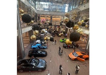 İstMarina AVM dünyanın en lüks arabalarını ağırlıyor