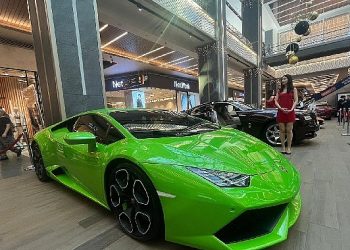 İstMarina AVM dünyanın en lüks arabalarını ağırlıyor