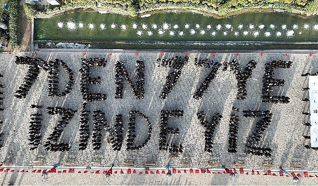 İzmir 7’den 77’ye Ata’sının İzinde Konak Atatürk Meydanı’nda unutulmaz koreografi