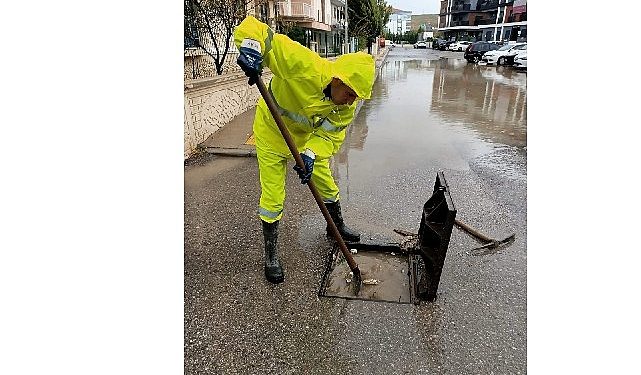 İzmir Büyükşehir Belediyesi grupları yağmur mesaisinde