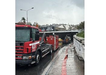 İzmir’de yağmur alarmı: Büyükşehir Belediyesi bin 500 işçi ile alanda