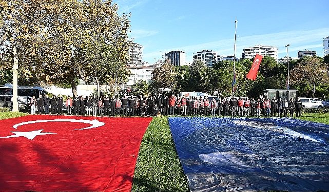 Kadıköy’de binlerce kişi Ata’ya Hürmet Zinciri oluşturdu