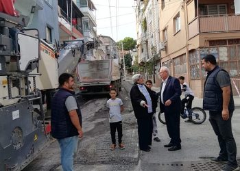 Karabağlar Belediyesi asfalt grupları serimlerine devam ediyor