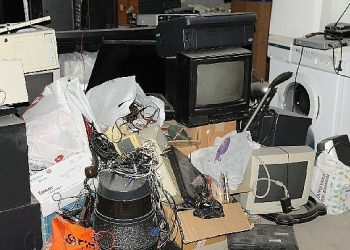 Karşıyaka’da “Elektronik Atıklar Tablete Dönüşsün” kampanyası sürüyor