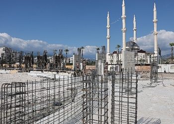 Kumluca Atatürk Stadyumu’nda çalışmalar süratle sürüyor