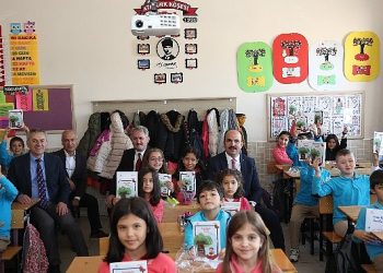 Lider Altay “Başarmaya Hazırım” Projesinde 3. Sınıf Öğrencilerine Öykü Kitabı Dağıttı