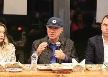 Lider Engin’den, Nar Çiçeklerini Yetiştiren Öğretmenlere 24 Kasım Kutlaması