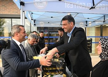 Lider Kocaman meclis üyelerine ayva dağıttı