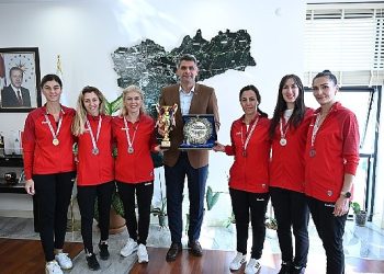 Lider Kocaman öğretmenleri tebrik etti