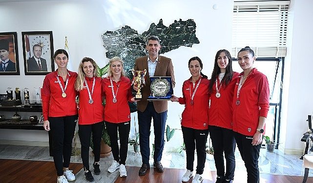 Lider Kocaman öğretmenleri tebrik etti