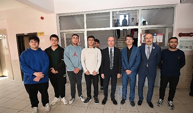 Lider Pekyatırmacı öğrencilerle bir ortaya geldi